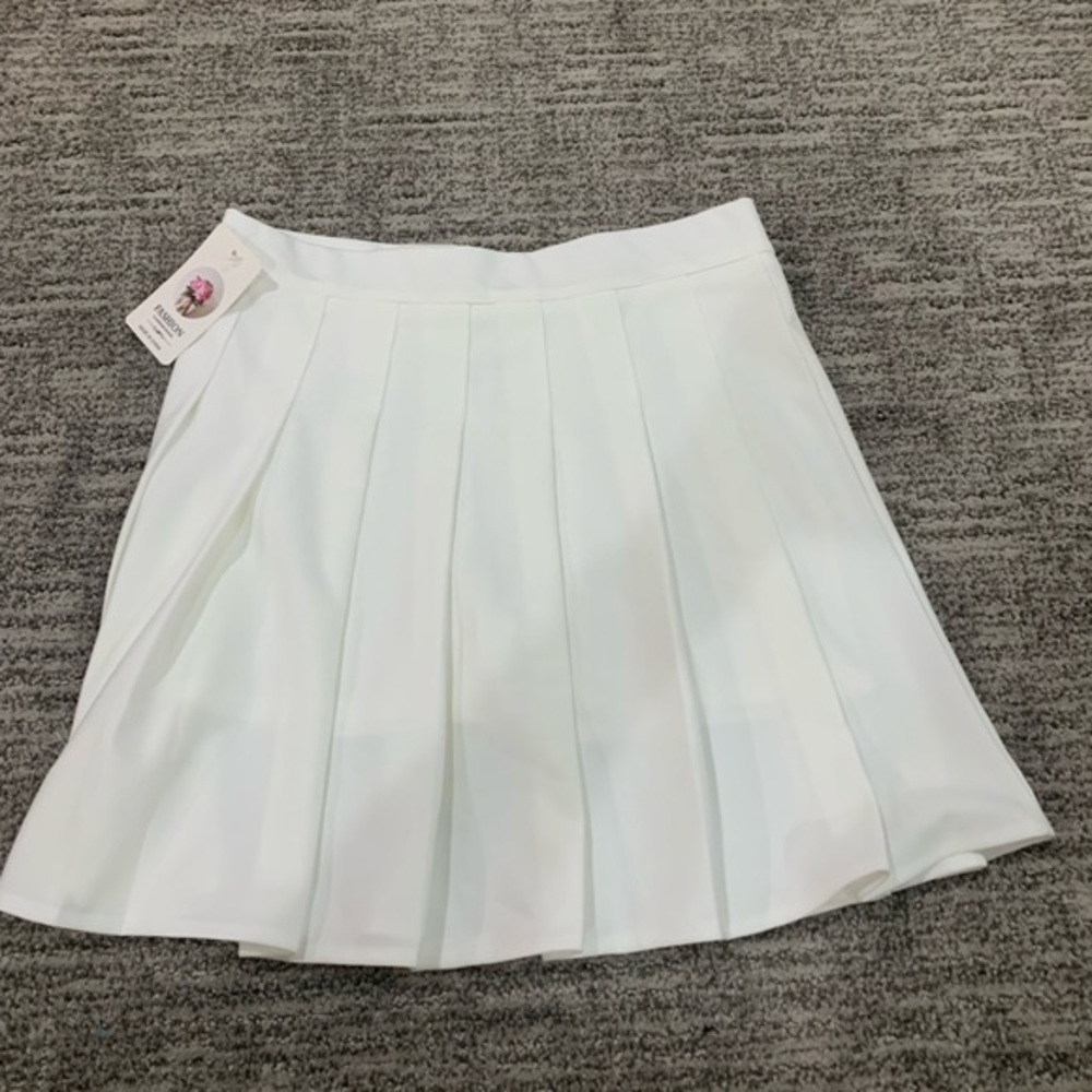 NWT White Women’s Pleated Mini Skirt Side‎ Button Size Med